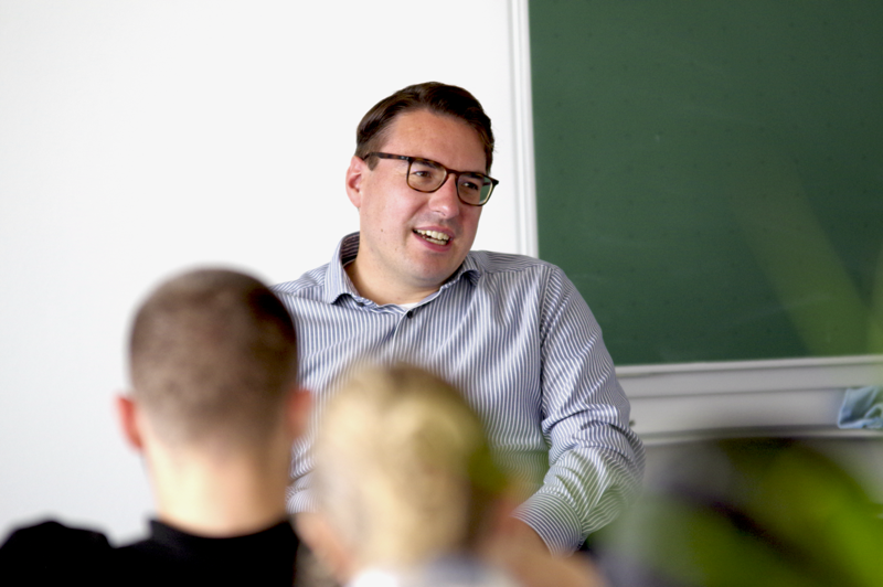 Sebastian Koch im Gespräch mit Schülern der M10 der Bischof Manfred Müller Schule