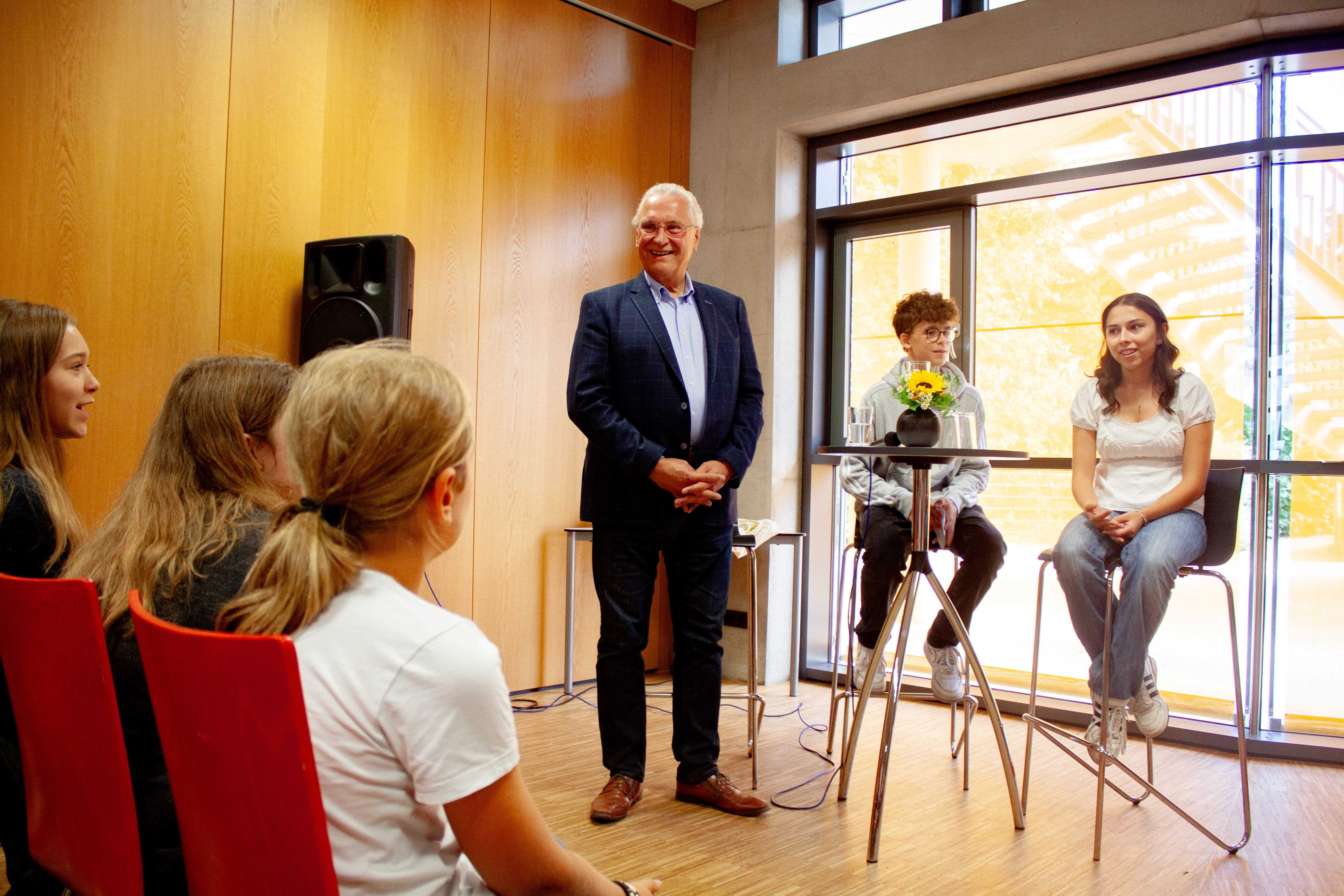 Staatsminister Joachim Herrmann, MdL zu Besuch bei der Montessori-Schule in Erlangen