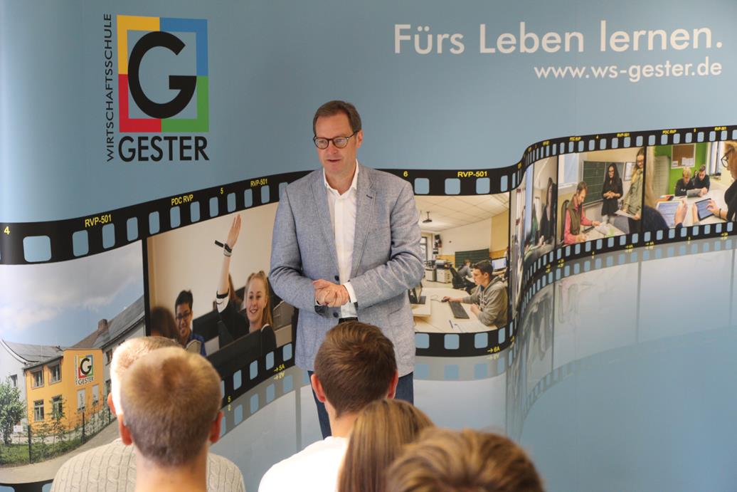 Unterrichtsstunde mit Generalsekretär Martin Huber an der Privaten Wirtschaftsschule Gester