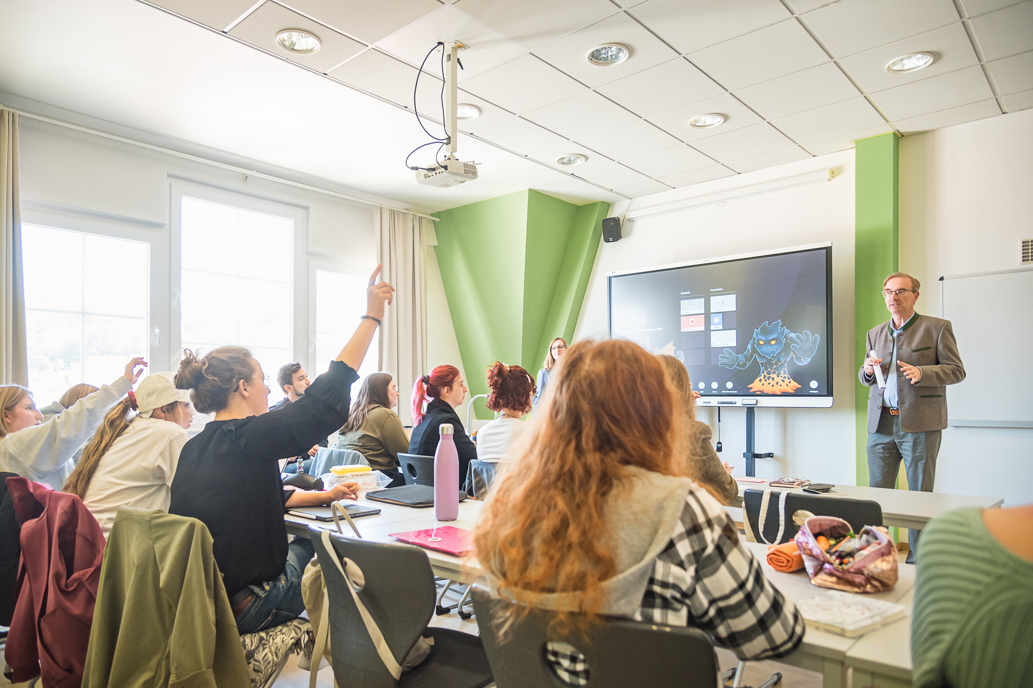 Reger Austausch beim Unterrichtsbesuch durch MdL Alexander Flierl an der Fachakademie für Sozialpädagogik der Döpfer Schulen Schwandorf